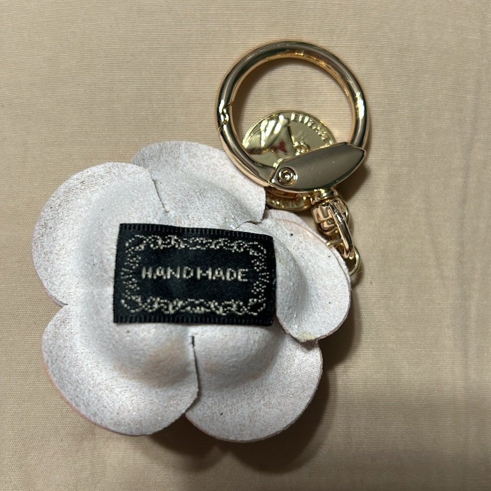 Leather Rose Keychain - Picture 3 of 3